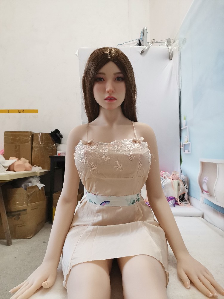 1.68米硅胶头，身材不错，手肘关节有点松，身材很好，790邮自理！