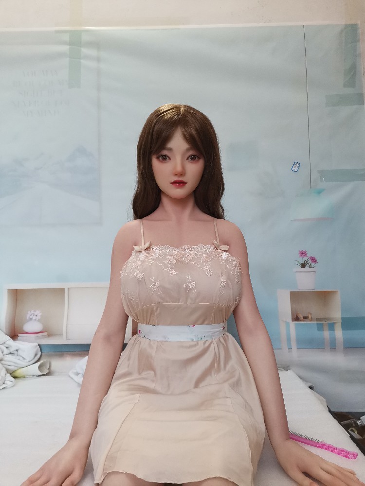 谜姬全硅胶1.68米，超软胸，全身材质很软，很舒服，1600邮自理！