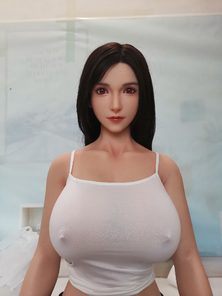 （AA773）  潮影大胸全硅胶最终幻想蒂法1.7米，植发，带指骨，身材特别好，原价9千多，脖子接口和脚有点开裂，1900邮自理！