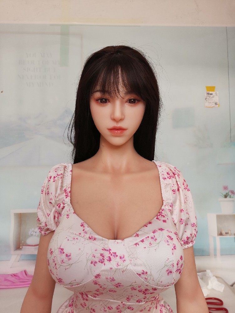 （AA894）  潮影智敏云感皮纹软硅胶1.68米，软硅胶头植发，带活动下巴口腔舌头+下ti夹吸+语音+指骨，3月份刚买，成色新，全身超级软，原价近3万，5900邮自理！