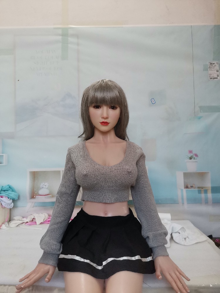 (AA524)  春水堂全硅胶1.55米，身材好，手肘小瑕疵，1400邮自理！