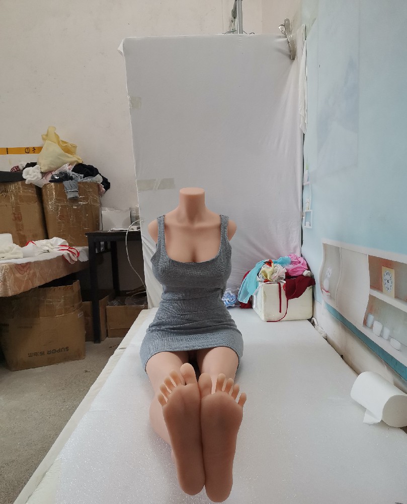 （B667）无头无手娃娃高1.26米，身材不错，390邮自理！