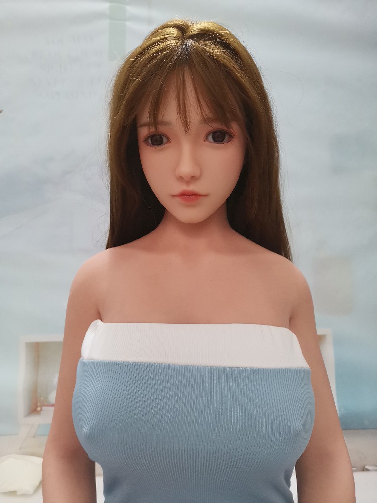 （AA698） 潮影全硅胶小七1.6米，植发，带触摸发音功能，成色新，原价9000多，1900邮自理！