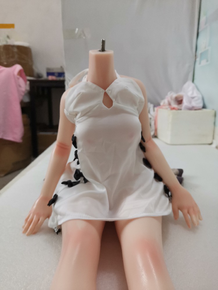 （A706）  魔族硅胶身体高70厘米，大腿里面关节断了（外面看不出来），390邮自理！
